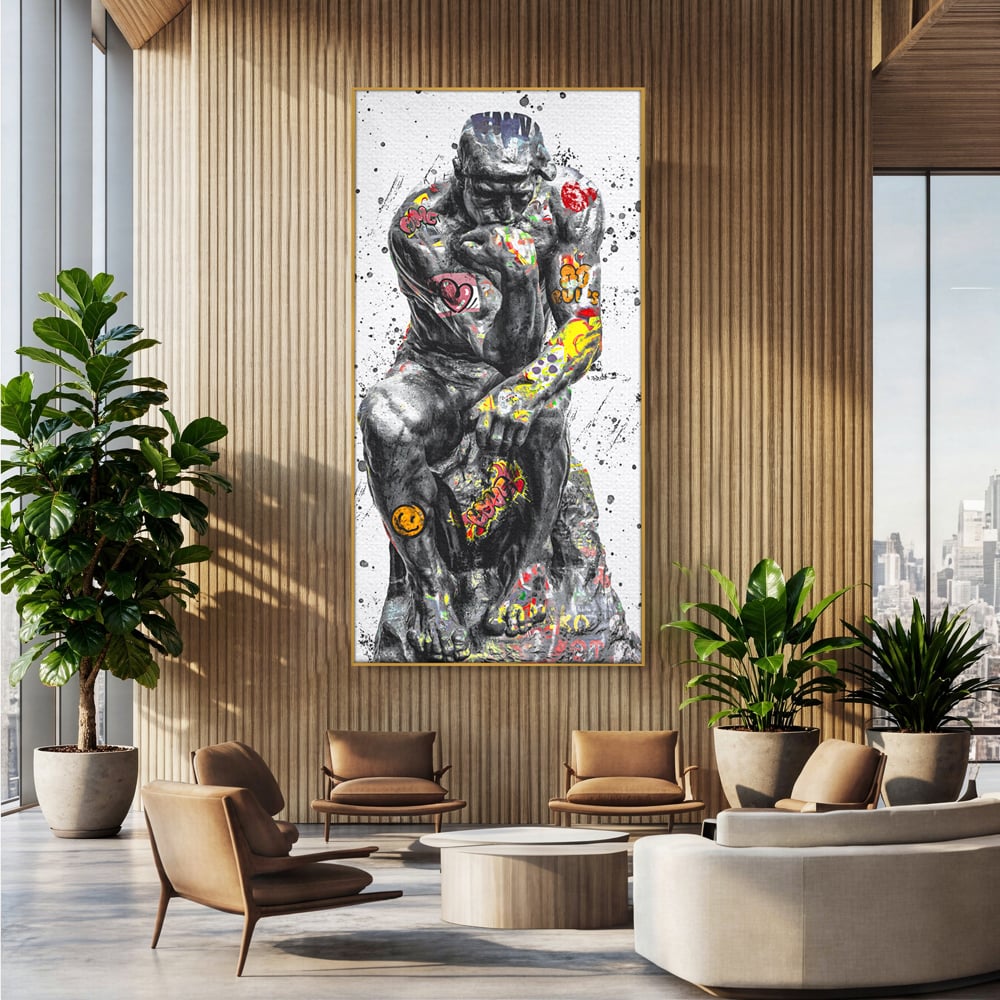 Tablou canvas cu tablou canvas cu statuia ganditorul, in rama de aluminiu auriu, pe perete intr-un birou